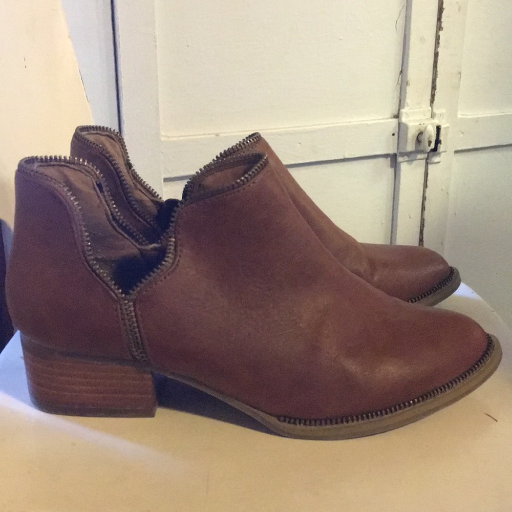 Zipper detail bootie